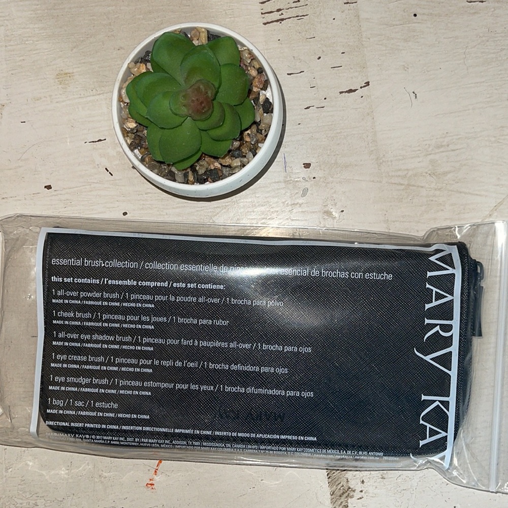 MARY KAY Essential Brush Collection NEW Unopened - Picture 3 of 6